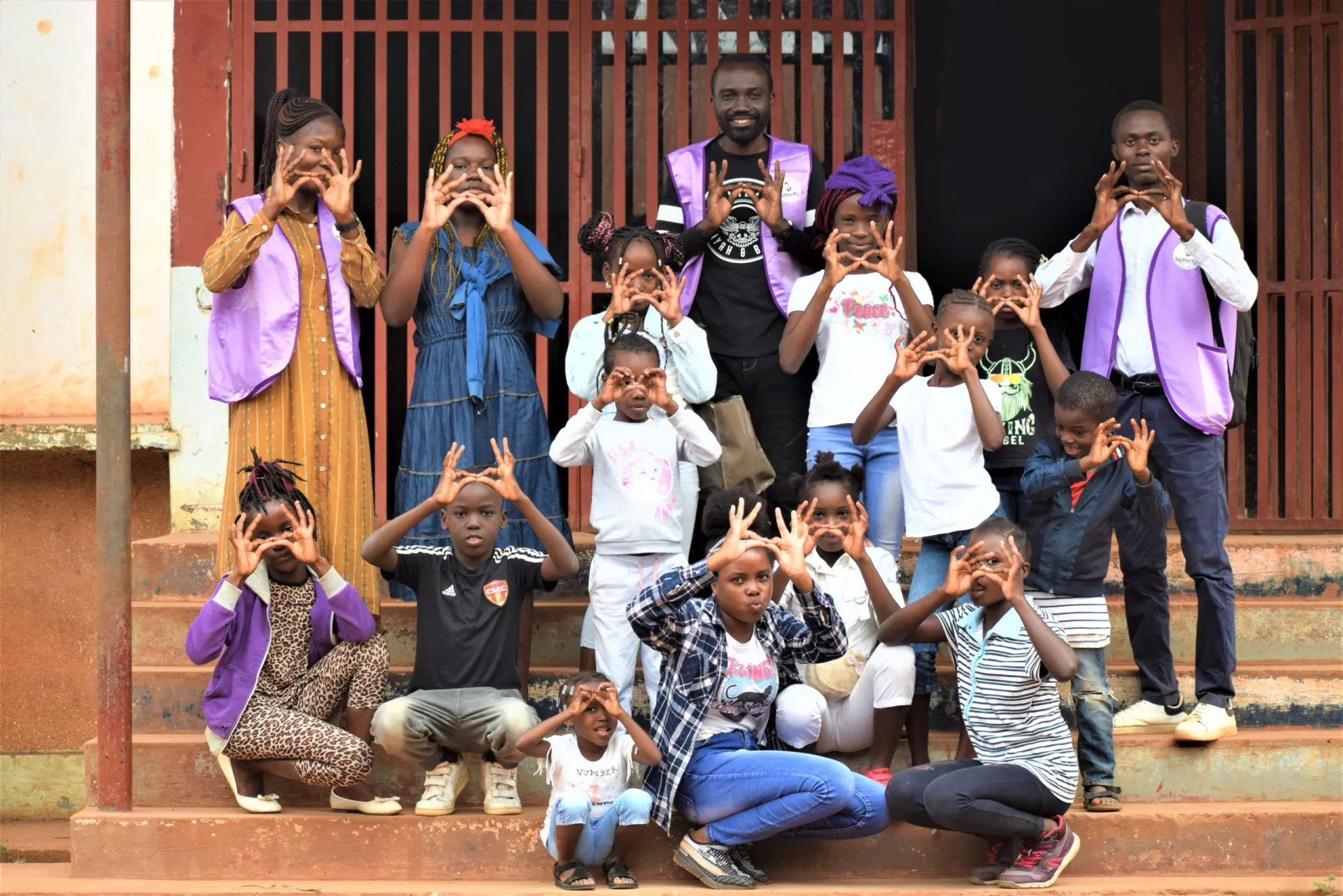 Les bénévoles et les enfants accompagnés par Butterfly à Brazzaville